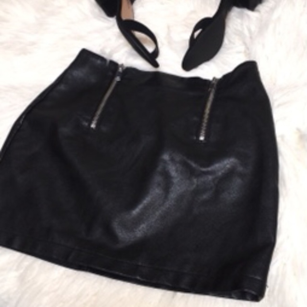 ❌ SOLD ❌ Faux leather skirt
